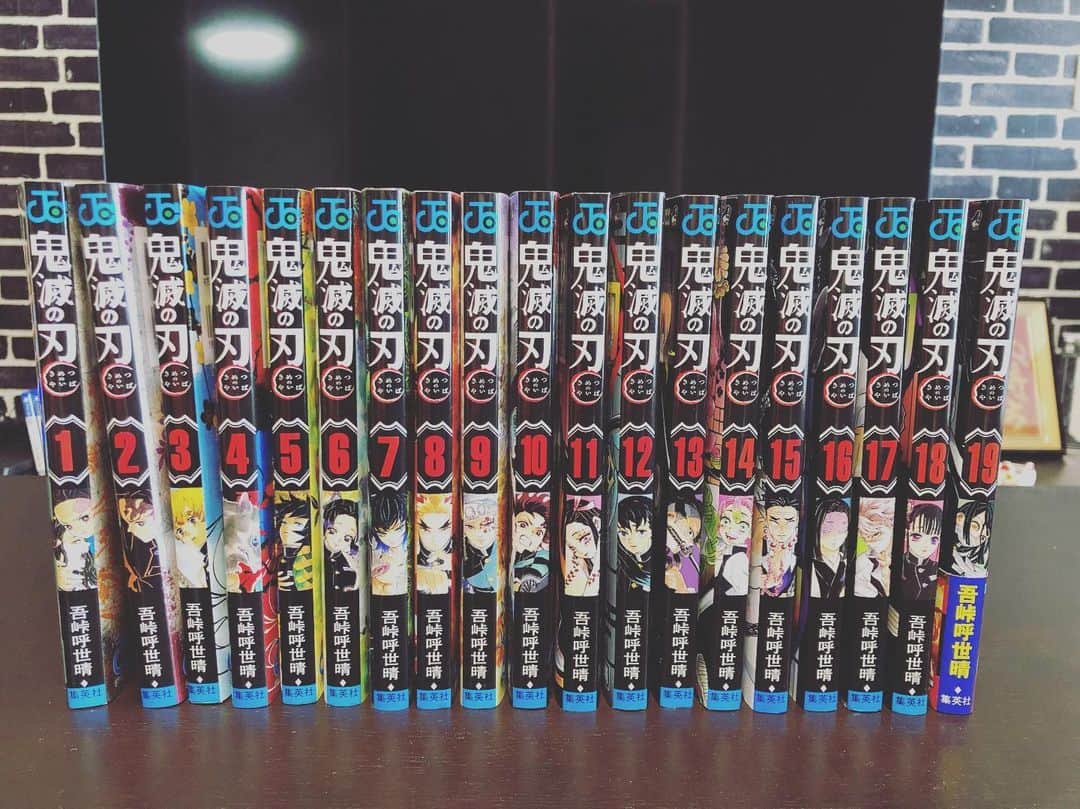 のインスタグラム：「やっと読めるー😊  #鬼滅の刃  #おうち時間」