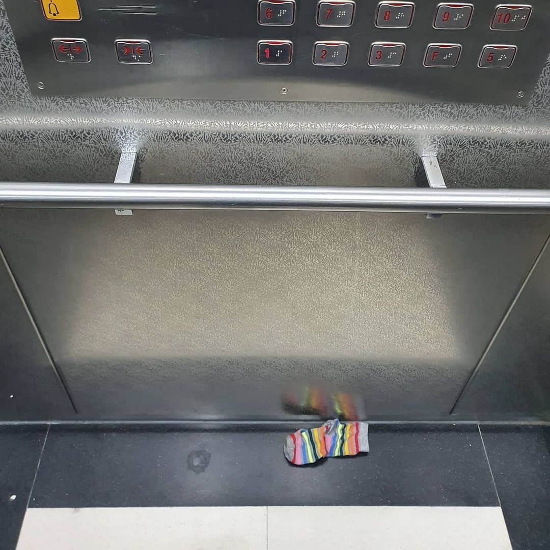 シム・ウンジンさんのインスタグラム写真 - (シム・ウンジンInstagram)「양말 찾아가세요~ 밤이랑 새벽에 엘레베이터에서 마주한 양말... 너무 무서워요😨😨」4月6日 11時24分 - eundung81