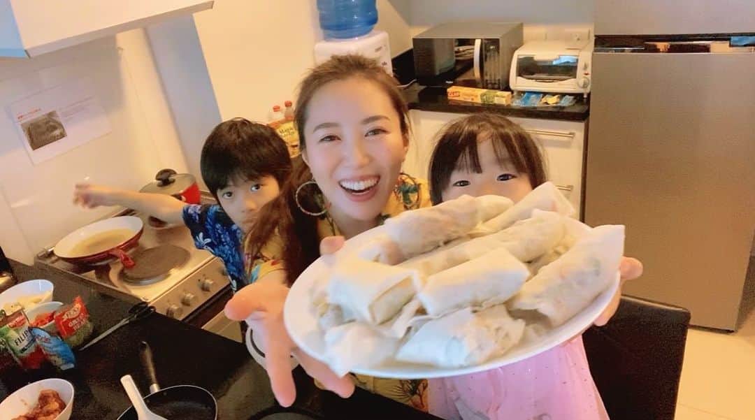 ありさ・あげまんクリエイターのインスタグラム：「こんな時代が来てしまったからこそ﻿ 経済が破綻の危機に陥っても﻿ 世界が混乱しても﻿ ﻿ 恐怖に負けてどうにかなるよりも、﻿ 愛する人をこの上なく愛してやまない人生を送りたい。﻿ ﻿ 愛する人を大切に大切にめいいっぱい愛したい。﻿ ﻿ 愛する人をただひたすら愛して、﻿ 恐怖が消滅するくらい優しい気持ちになりたい。﻿ ﻿ #コロナに負けるな﻿ #stayhome﻿ #外出自粛﻿ #おうち時間」
