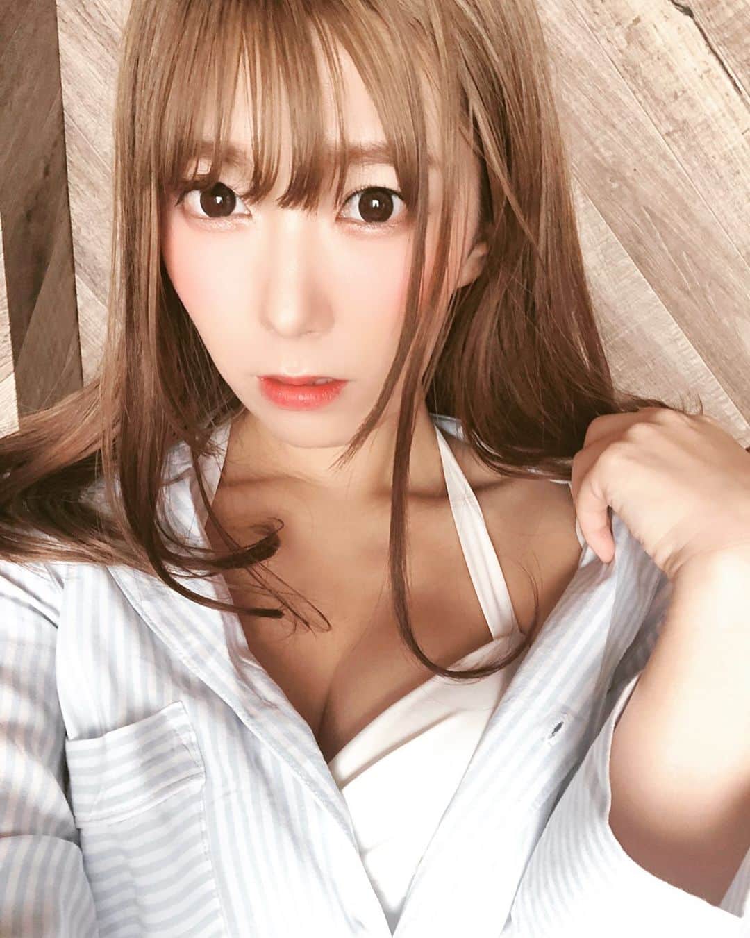 夏奈子のインスタグラム：「今月発売。 お楽しみに❤️ #髪染めました」