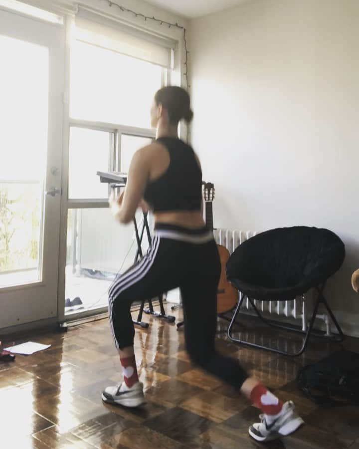 ネッタ・シュライバーのインスタグラム：「An easy Sunday morning workout to easy the mind and body. Missing the ice extra today.. and especially grateful that I have a lovely view out of my window to look at 😊 stay safe everyone! ❤️」