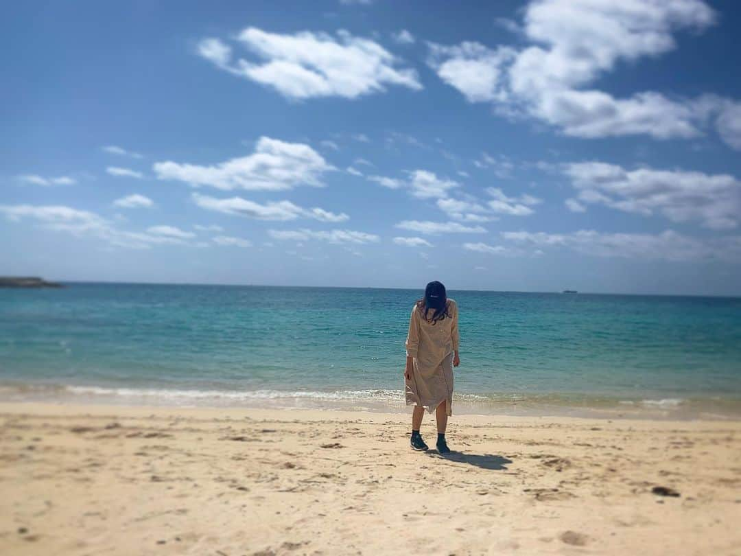 菅真鈴さんのインスタグラム写真 - (菅真鈴Instagram)「.﻿ ﻿ 昼の海🏖﻿ ﻿ お家でずっと映画見たり自炊したり﻿ ﻿ 昨日はお姉ちゃんのメイクとヘアアレンジしてあげたんだ✌️💄﻿ ﻿ #カレッジコスモス #カレコス #collegecosmos #sea #seaside #海 #空 #sky #skylovers #onepiece #cap #nike #カメラ女子 #カメラ #camera #写真 #空が好き #girl #nature #naturephotography #natural #自然 #🏖 #🏝」4月6日 11時34分 - cq_marin_s