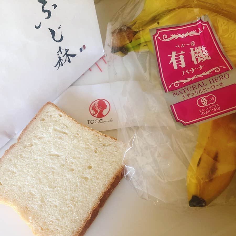 里井真由美さんのインスタグラム写真 - (里井真由美Instagram)「🍌🍞🏠 🇺🇸Banana french toast 🇯🇵バナナフレンチトースト 🇫🇷Pain perdu à la banane ・ ・ お家に「トコマルシェ TOCOmarche」有機・無農薬 減農薬野菜果物を宅配して貰ってます♡  @toco_marche2020 ・ ・ 今月は 10種野菜と有機バナナ🍌❗️ 早速「ふじ森」食パンで焼バナナフレンチトーストを♡  @fujimori_pain ・ ・ どちらも素材が良いから、シンプルに焼いた状態で最初の一口😊 ・ ・ フレンチトーストは45%オフ豆乳で仕上げてます(^^) ・ ・ 後半は くるみ乗せてホイップ添えて甘党仕上げ〜💓 ・ ・ 大好きな2ブランドを勝手にコラボ。笑 ・ ・  #バナナフレンチトースト#フレンチトースト#fromgram #ふじ森#トースト#焼きバナナ#フードジャーナリスト里井真由美#japan#Gâteauauxmarrons#零食#さといいね#frenchtoast #banana#bananafritters #bananafrenchtoast #お家ごはん#お家スイーツ#お家時間」4月6日 12時03分 - mayumi.satoi