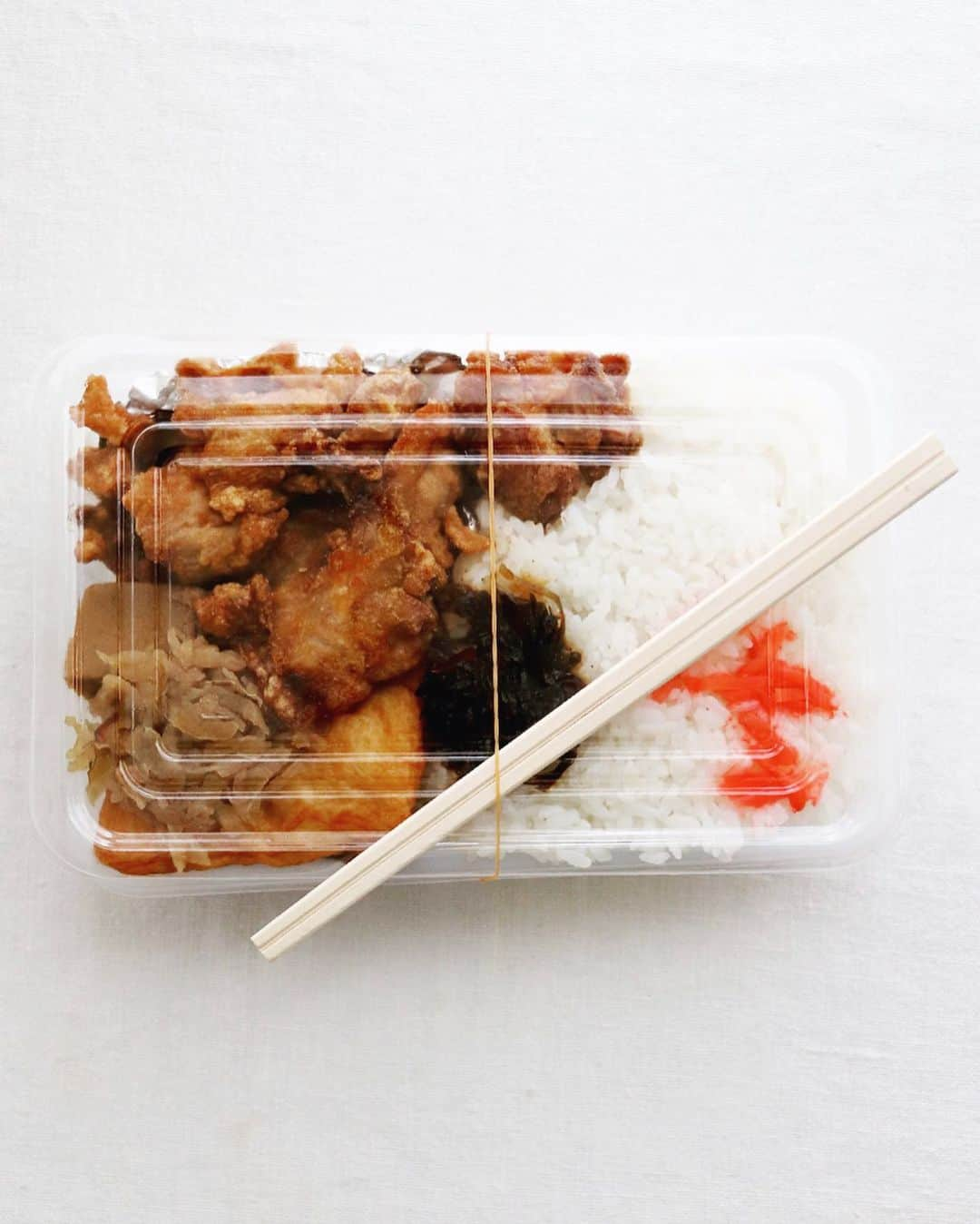 樋口正樹さんのインスタグラム写真 - (樋口正樹Instagram)「karaage bento . 買い出しついでに寄った 碑文谷ベーカリーさんの ずっしり重い唐揚げ弁当。 ご飯の量は500gありそう、 小さめの唐揚げ８個ほど、 薩摩揚げ、切り干し大根、 凍み豆腐、昆布、紅生姜、 このおかずの下にさらに 玉子焼き、蒲鉾、ごぼう、 魚肉ソーセージのフライ。 育ち盛りにぴったりです。 . 昭和１７年創業のパン屋、 #碑文谷ベーカリー . . #目黒本町 #唐揚げ弁当 #地味弁 #懐かしい味 #おふくろの味 #ボリューミー #昭和感 #おうち時間 #bento #karaagebento」4月6日 12時12分 - higuccini