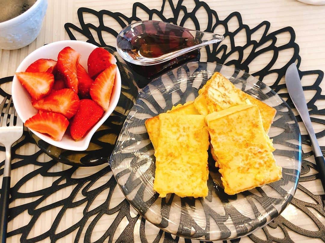 のインスタグラム：「フレンチトースト大好きだけど糖質高めだから高野豆腐で作ってみたよん💖 スキムミルクで浸して更に糖質カット😎  #高野豆腐　#フレンチトースト　#ブランチ　#お家時間　#自粛　#モーニング　#ヘルシー　#糖質カット　#グルテンフリー　#お菓子　#おやつ」