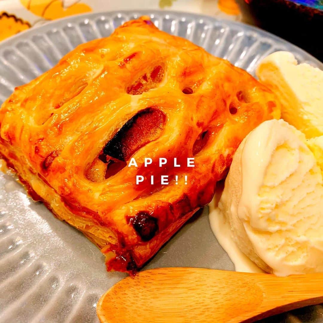 のインスタグラム：「アップルパイ🥧 焼いてみました〜〜🤗 いよいよ緊急事態宣言💥間近⁉️ 子どもの通う学校もGW明けまで休校する事になり、 いろいろ現実味が増してきておりますが…  引きこもりのプリンセス、 「塔の上のラプンツェル」 の「多趣味っぷり」が いまの時勢に参考になる？ …と、 SNS で話題になっていたとの事で🤗✨ 40代子持ちシングルですが… 「姫」👸✨を目指しマスww #ameblo  #アメブロ  #引きこもり  #アップルパイ  #手作りスイーツ  #ラプンツェル  #多趣味」