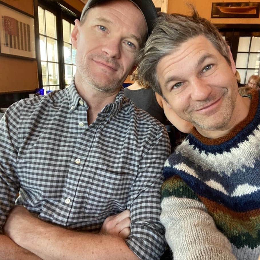ニール・パトリック・ハリスのインスタグラム：「🥰🥰 #neilpatrickharris #davidburtka #nph #tagsforlikes #actors #lovethem #handsome #chef #repost #couple #husbands 💙💚」