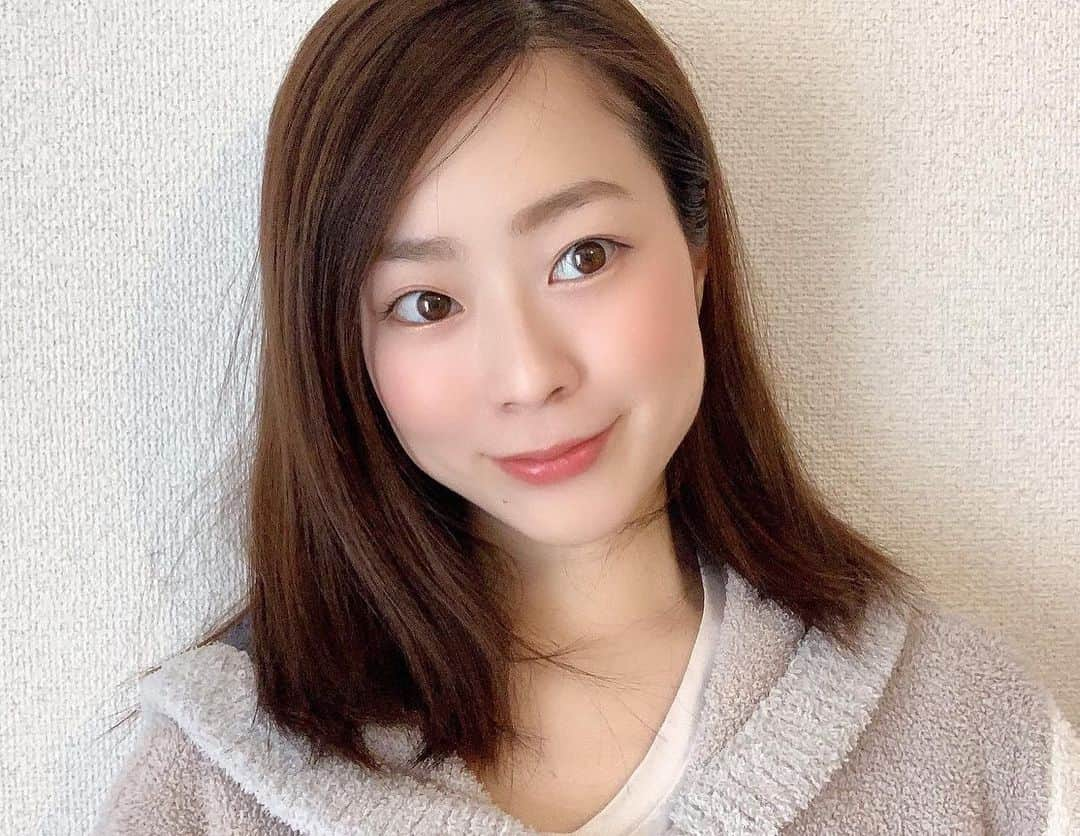 川端里奈のインスタグラム：「＊ 毎日お家にこもってるけど、 気分上げるためにメイクしたよ❤︎ 初めてメイク動画を上げてみます！ スワイプしてね〜☺️☺️ 最後リップ塗り忘れたけど、あとからマキシマイザーの色付きの塗りました❤︎ ・ ・ #アホ毛が気になる #メイク動画#初投稿#メイク好き#メイク好きな人と繋がりたい#コスメ#コスメ好き#ラロッシュポゼ#モアリップ#江原道#YSL#ラディアントタッチ#エレガンス#ラプードル#Kパレット#ケイト#キャンメイク#ルナソル#ヒロインメイク#デジャヴュ#threecosmetics #シマリンググローデュオ#おうち時間#おこもり美容」