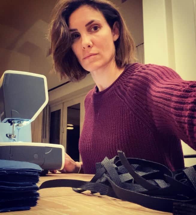 ダニエラ・ルーアのインスタグラム：「Doing what I love to help our amazing community of healthcare, supermarket, delivery and garbage workers and anyone else who is still working and interacting with the general public on a daily basis. #thankyou . A fazer o que adoro para ajudar os profissionais de saúde e aqueles que trabalham nos supermercados, que entregam o correio, os homens do lixo, e qualquer outra pessoa que continua a trabalhar e a interagir com o público durante esta crise. #obrigada . #sewing #masks #homemade #helping #grateful #mynights @hillscohen」