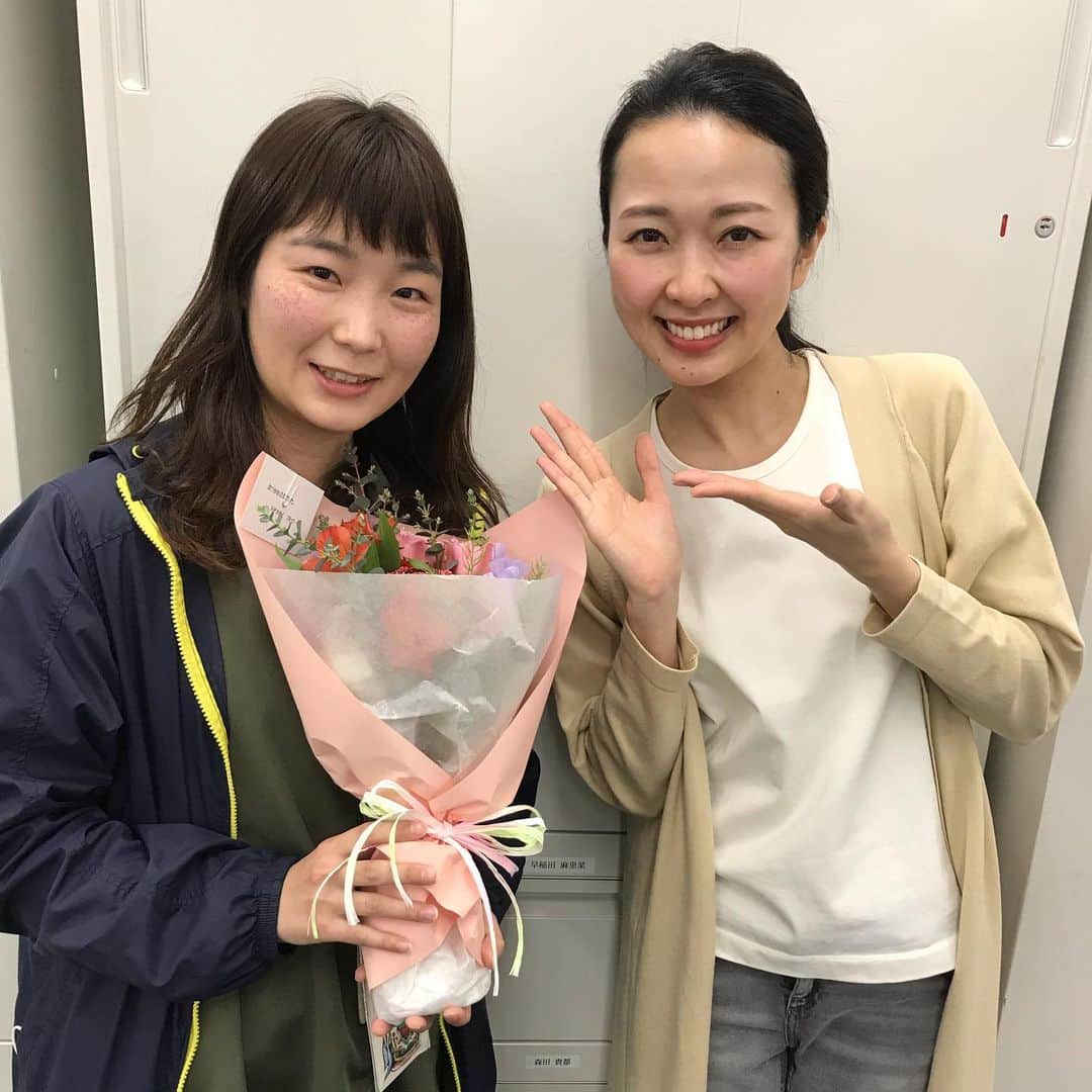 徳重杏奈のインスタグラム：「🌸﻿ 一緒に何度もロケにいった﻿ 仲良し #ドデスカ ディレクターちゃんも﻿ 卒業しました☺️﻿ ﻿ 年下なのですが﻿ しっかりもしていて﻿ とにかく愛されキャラ﻿ いてくれるだけで場が和みました。﻿ ﻿ 一人で卒業するの寂しかったので﻿ 心強い存在でした。﻿ ﻿ ﻿ 最後に﻿ #ANNASUI の﻿ タオルハンカチをくれました🦋﻿ ﻿ 「アンナスイ」って呼んでるそう笑﻿ 可愛すぎるでしょ🤣✨﻿ ﻿ 手洗い後に使うね💛﻿ ﻿ ﻿ プライベートアカウント﻿ @anna.tokushige﻿ ﻿ ﻿ ﻿ #ドデスカ卒業式 #名古屋 #メーテレ #アナウンサー #徳重杏奈」