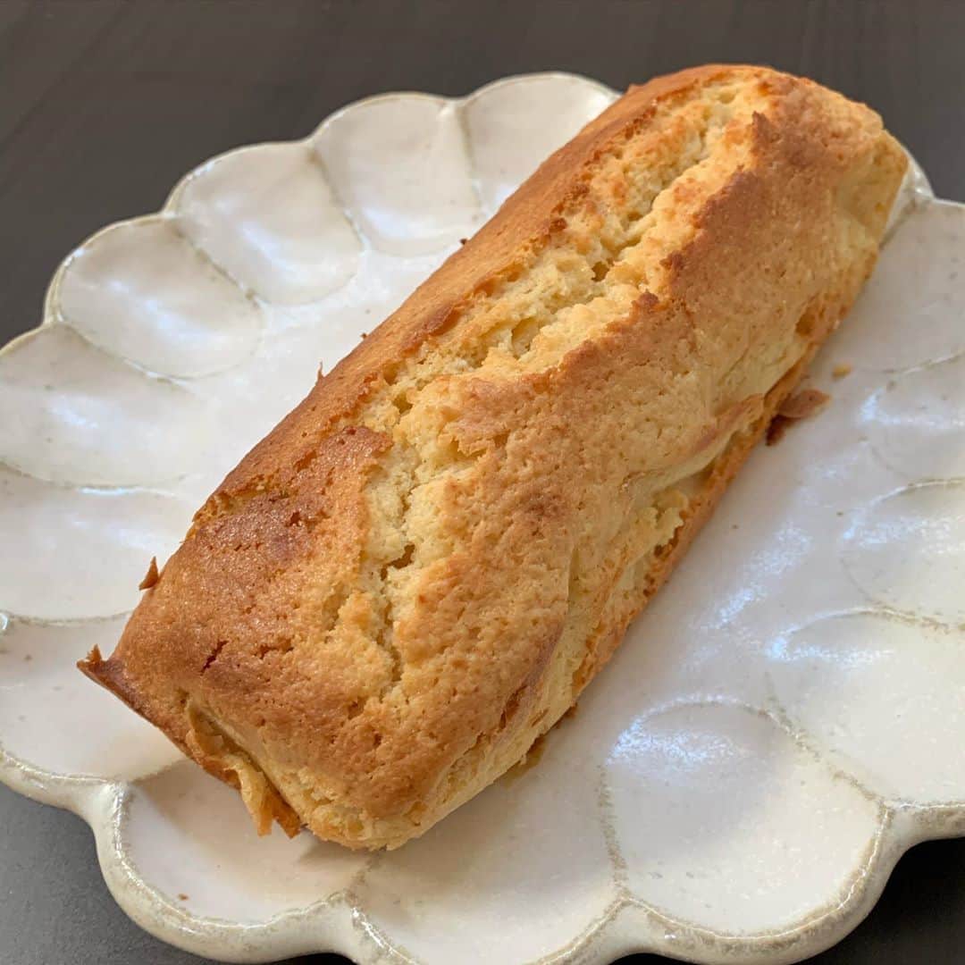 虎谷温子さんのインスタグラム写真 - (虎谷温子Instagram)「家の中で過ごす時間が増えて、食事やおやつにも、手間と時間をかけるようになりました。これは#はちみつのケーキ　です。 一度褒められたからといって、調子に乗って何度も作ろうとすると、「また〜？？💧」と言われます…バリエーションが大切ですね💦」4月6日 12時22分 - atsukotoraya.ytv