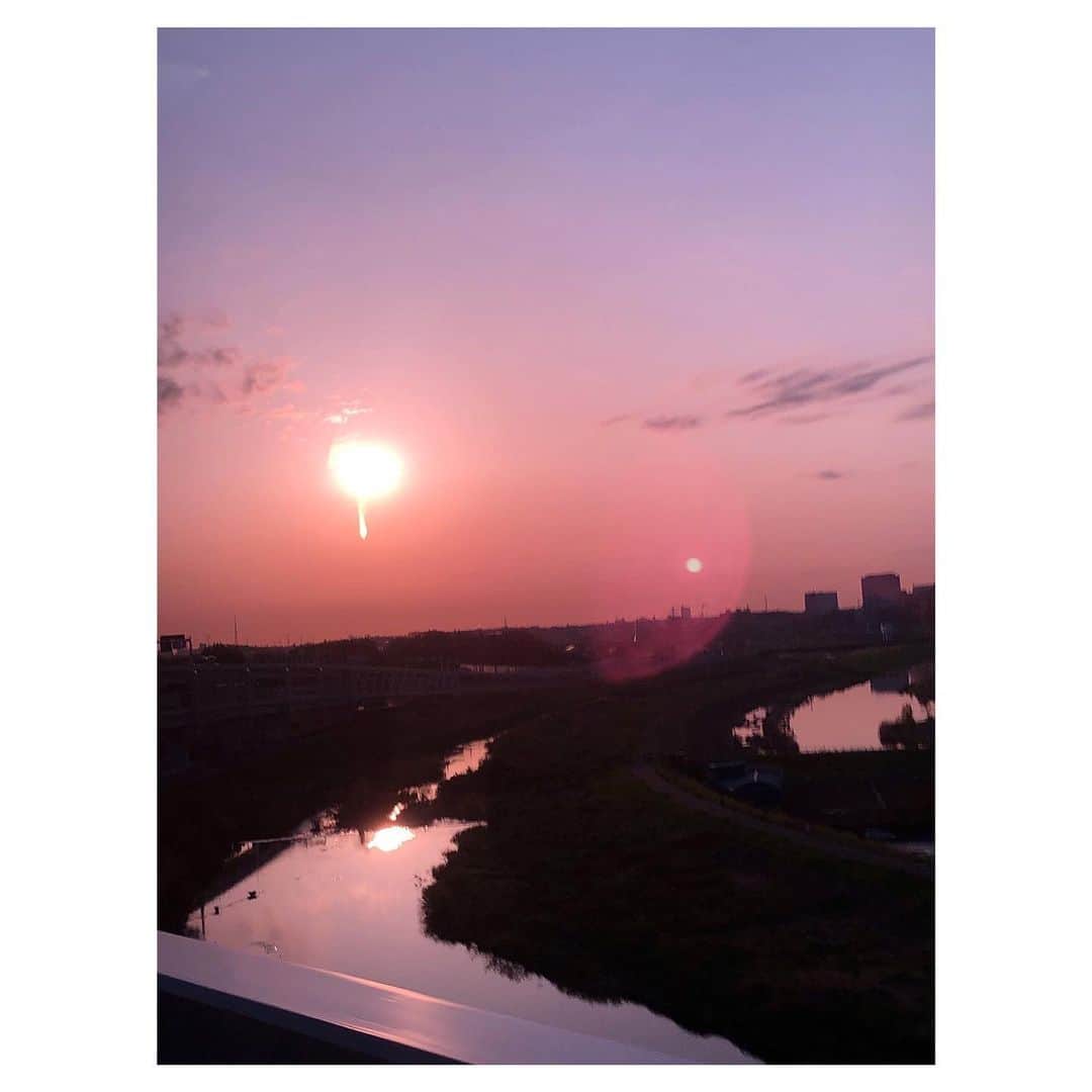 理絵さんのインスタグラム写真 - (理絵Instagram)「いつかの朝日  #sky #cielo #하늘 #空 #朝日 #tokyo #japan」4月6日 12時23分 - ____rie____