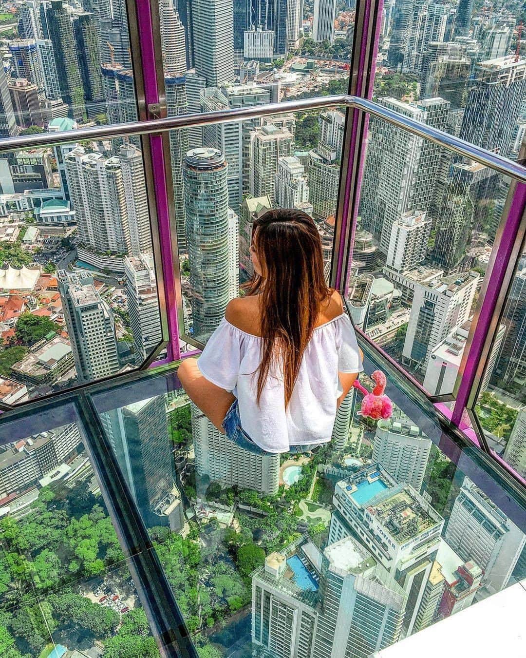 のインスタグラム：「✈︎ クアラルンプール×KLタワー×絶景  素敵なお写真ありがとうございます！ エアアジアでは、#エアアジア360 をつけて投稿された素敵な写真を紹介させていただいております❤️ぜひ、各就航地や機体などのお写真をInstagramでご投稿ください📸 ✈︎✈︎✈︎✈︎✈︎✈︎✈︎✈︎✈︎✈︎✈︎✈︎✈︎✈︎✈︎ (Photo by @9rama_official さん)  2017🇲🇾 KL Tower🦩 SKYDECKへは105MR(¥2700くらい)で行けます！ その中でもやっぱりメインはこの、SKYBOX！！！ 地上276mからのガラス床で楽しめます🦩(SKY TREEは地上340m) SKY TREE🇯🇵よりは低いけど、突出してるので見応えが違います😨  #gopro #goproのある生活 #goprolife #ゴープロ #ゴープロのある生活 #シュノーケル #schnorchel #旅 #海外旅行 #海外旅行が好きな人と繋がりたい #絶景 #traveler #travellife #インスタ #instagram #instagood #followme #instatravel #awesome #goprotravel #カメラ好きな人と繋がりたい #ファインダー越しの私の世界 #旅好きな人と繋がりたい #タビジョ #tabijo #tabippo #インスタが好きな人と繋がりたい #世界一周 #lcc」