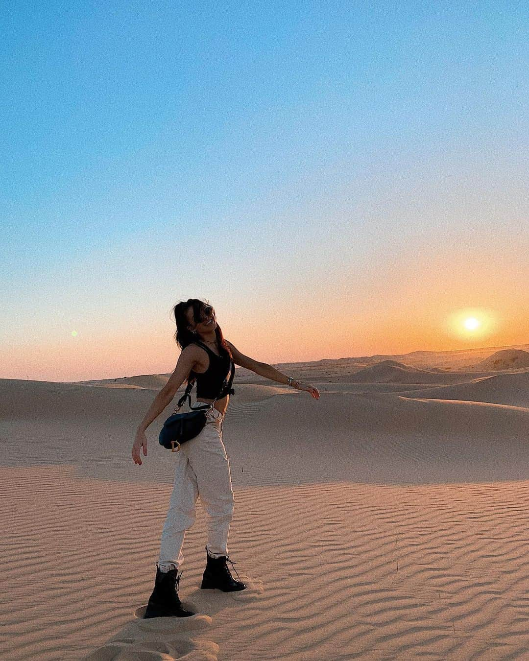 ダニエル・ピーザーさんのインスタグラム写真 - (ダニエル・ピーザーInstagram)「A few months ago I was wandering through the Abu Dhabi desert, now the only place I wander to is the fridge 🤣  Swipe across for this weeks @daniellepeazermethod IG lives - see you on the DPM page tomorrow at 8.30am for a lower body & abs session 🔥 #trainlikeadancer #stayhome #fitness #workout」4月6日 3時33分 - daniellepeazer