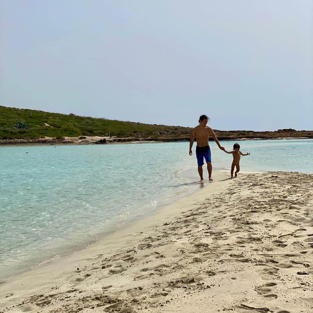 のインスタグラム：「🇨🇾🇨🇾🇨🇾🇨🇾🇨🇾🇨🇾🇨🇾🇨🇾🇨🇾﻿ 今はキプロスのアヤナパ﻿ というエリアにいるんですが﻿ ﻿ その近くにあるニッシビーチでは﻿ 潮が引いてくるとサンドバーが出てきます。﻿ ﻿ パーマネントトラベラー始めてから﻿ 行った国の中ではダントツで海が綺麗🌞🙆‍♂️﻿ ﻿ 地中海は基本、海が綺麗なのかもな。﻿ ﻿ キプロスは3/24から﻿ ロックダウンになりました。﻿ ﻿ アヤナパは完璧に観光地なエリアだから﻿ ロックダウンになってからは、﻿ 本当に誰もいなくてゴーストタウン化。﻿ ﻿ コロナ次第でキプロス滞在が﻿ 伸びる可能性があるけど、﻿ 本当にロックダウンには最適で﻿ 居心地が良くて毎日が充実します。﻿ ﻿ 本当にラッキー🤞﻿ ﻿ #パーマネントトラベラー #旅育児 #ヨーロッパ #キプロス #アヤナパ #ゴーストタウン #ニッシビーチ #地中海 #人生は旅だ #ファミリートラベラー #犬連れ #ロックダウン #コロナ #ryomatokyo #ryomatokyoflowers #permanentraveler #europe #cyprus #ayianapa #nissibeach #lifeisajourney」