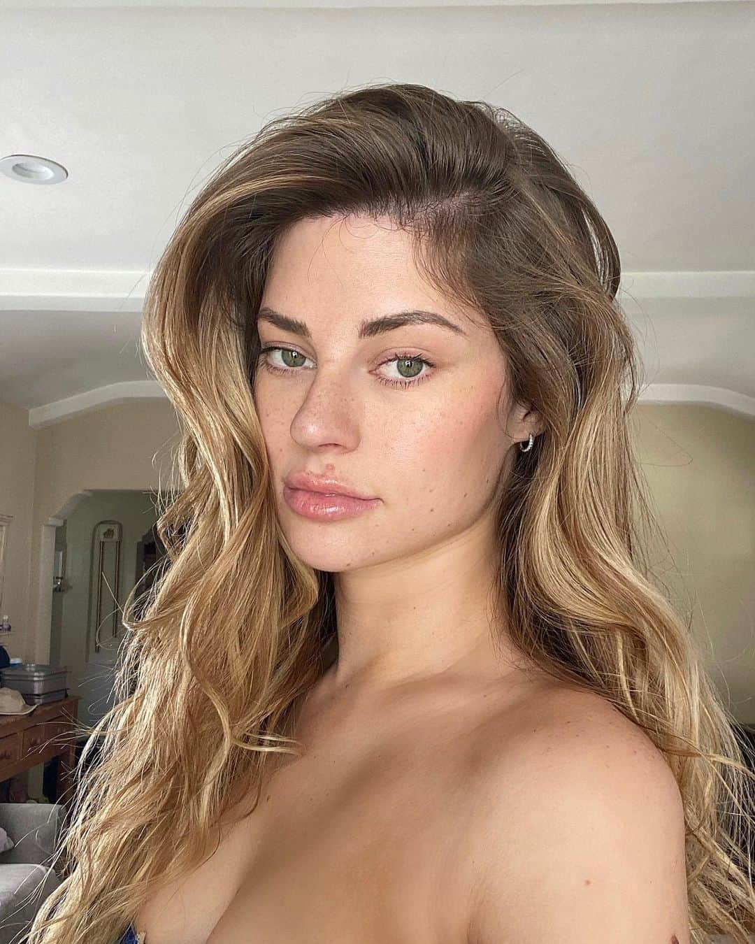 Hannah Stockingのインスタグラム：「No makeup🧼  OR Makeup💄?」