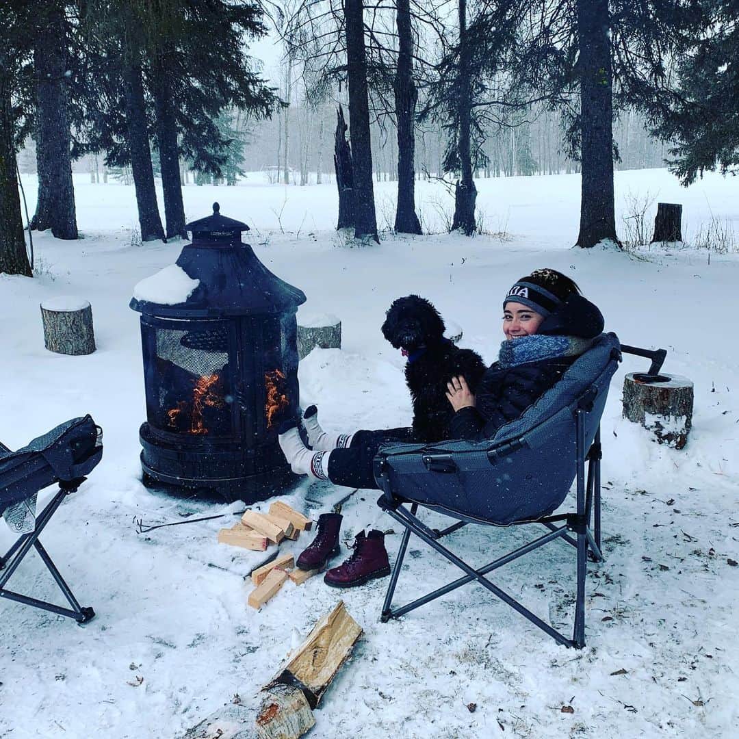 ケイトリン・オズモンドのインスタグラム：「Edmonton hasn’t clued in yet that it’s spring, but at least I can get some fresh air while I warm up my toes next to the fire ! . . . #firewarmth #cold #yeg #ithoughtitwasspring」