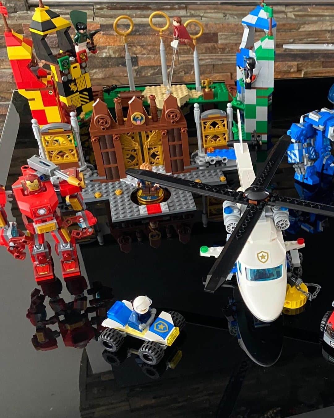 セオ・ウォルコットさんのインスタグラム写真 - (セオ・ウォルコットInstagram)「Productive weekend in the Walcott house #LEGO  Tag me in your Lego builds and show me how creative you’ve been! #stayhome #stayhomesavelives #hometeam #legostagram」4月6日 4時39分 - theowalcott