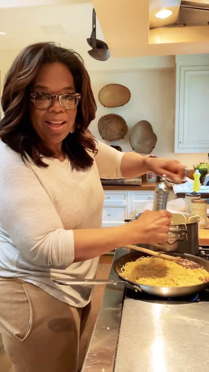 オプラ・ウィンフリーのインスタグラム：「My hat , my shirt, my sweats off to all the moms and dads out there cooking round the clock meals. God Bless y’all! And thank you @jamieoliver」