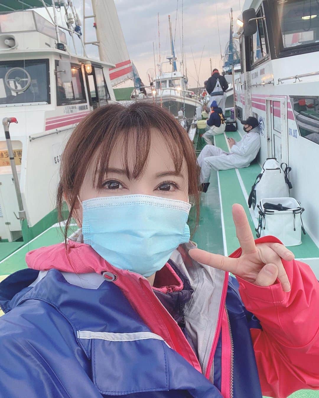 里美ゆりあのインスタグラム：「真鯛釣り行ってきます。  何回も下手な上に坊主だったので今回も坊主覚悟で釣りを純粋に楽しめたらと思います。  しかしまだ走ってないのに船のガソリンの匂いで既に吐きそう笑  #真鯛 #釣り #相模湾 #剛樹 #竿 #大好き #アベノマスク」