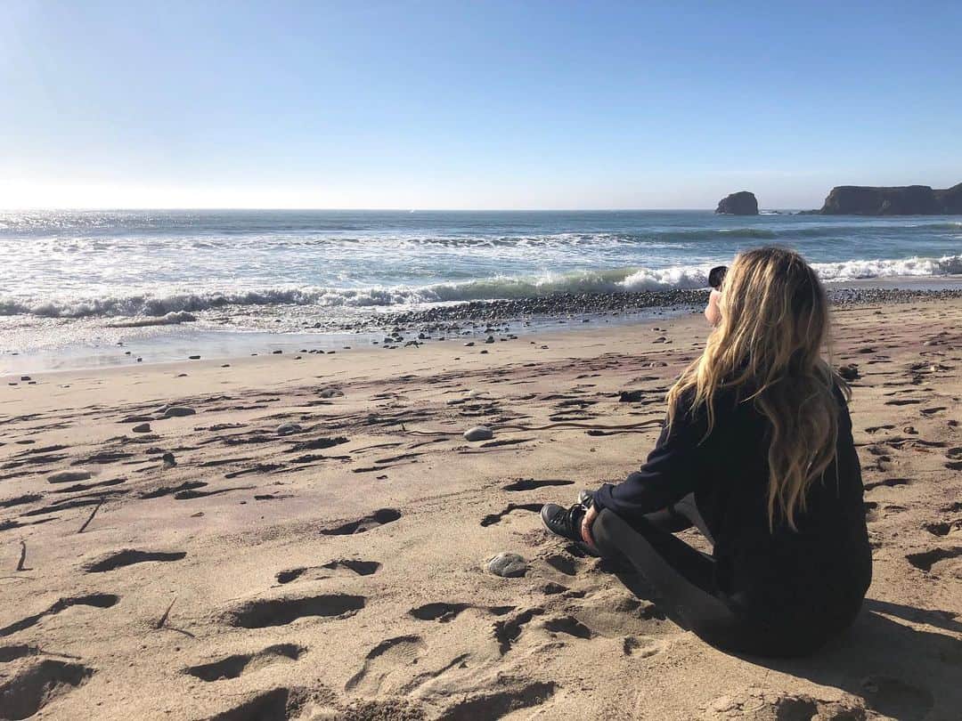 アナベル・ウォーリスのインスタグラム：「Happy Sunday ❤️ I’m not at the beach. I’m thinking of you all out there and hoping you are keeping safe and well. All my love to you ❤️❤️❤️❤️」