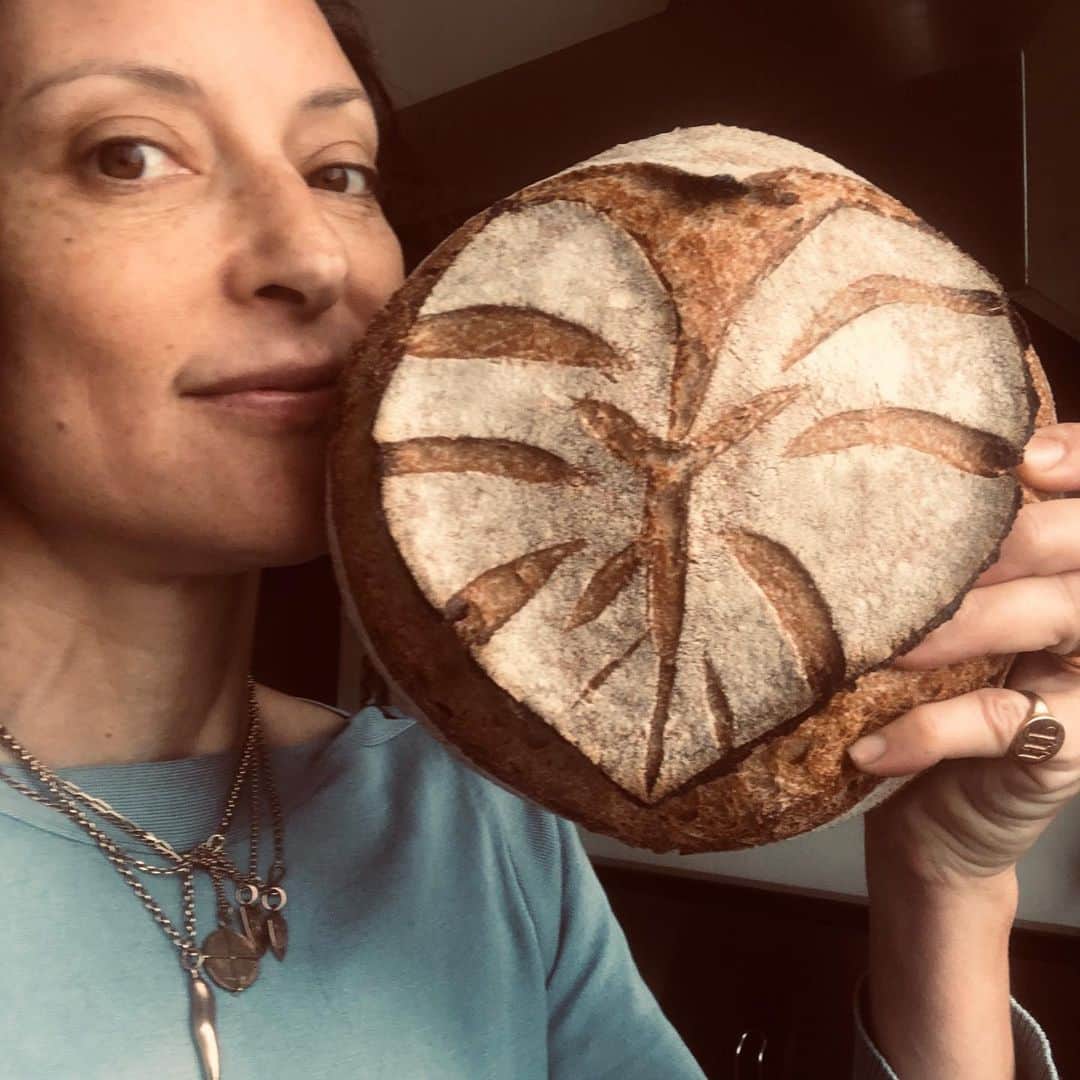 ローラ・グラウディーニさんのインスタグラム写真 - (ローラ・グラウディーニInstagram)「Ohhh this is “worth it” bread. Baked by my wildly talented and dear friend, @joanna_holbek (follow her to drool) #delicious #bread」4月6日 6時16分 - trulylolaglaudini