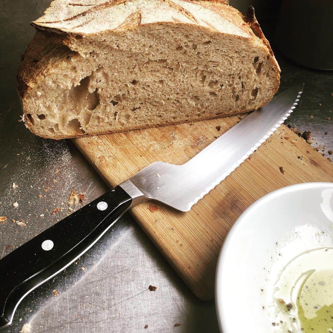 ローラ・グラウディーニさんのインスタグラム写真 - (ローラ・グラウディーニInstagram)「Ohhh this is “worth it” bread. Baked by my wildly talented and dear friend, @joanna_holbek (follow her to drool) #delicious #bread」4月6日 6時16分 - trulylolaglaudini