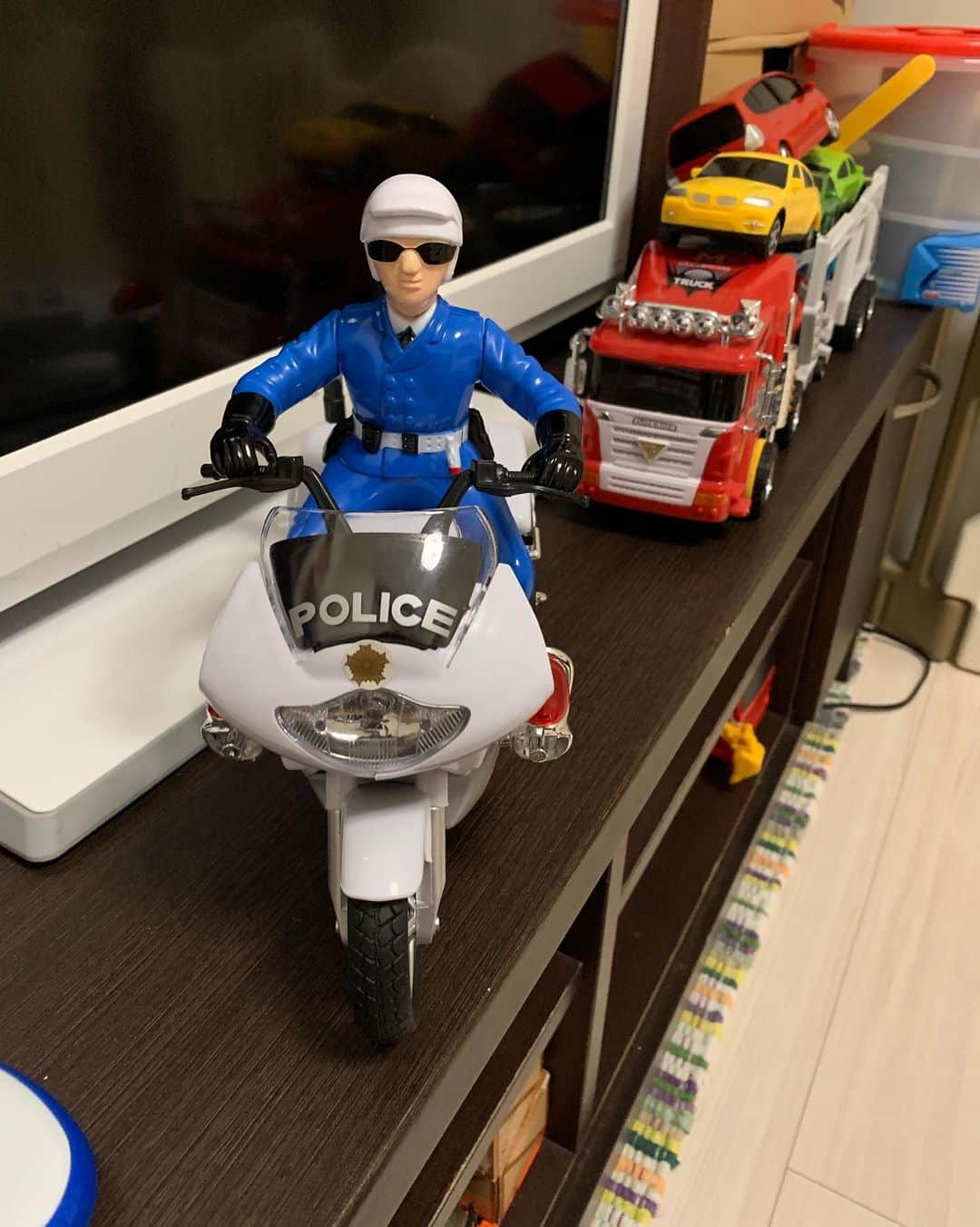 オザ兵長【公式】 さんのインスタグラム写真 - (オザ兵長【公式】 Instagram)「‪トイコー のおもちゃで白バイがバイクにまたがるおもちゃがあるのだが、子どもにバイクを取られた警官は空気イスという拷問を受けていたw‬ ‪#育児 #子育て #3歳6ヶ月 #トイコー ‬」4月6日 6時49分 - ozaheicho
