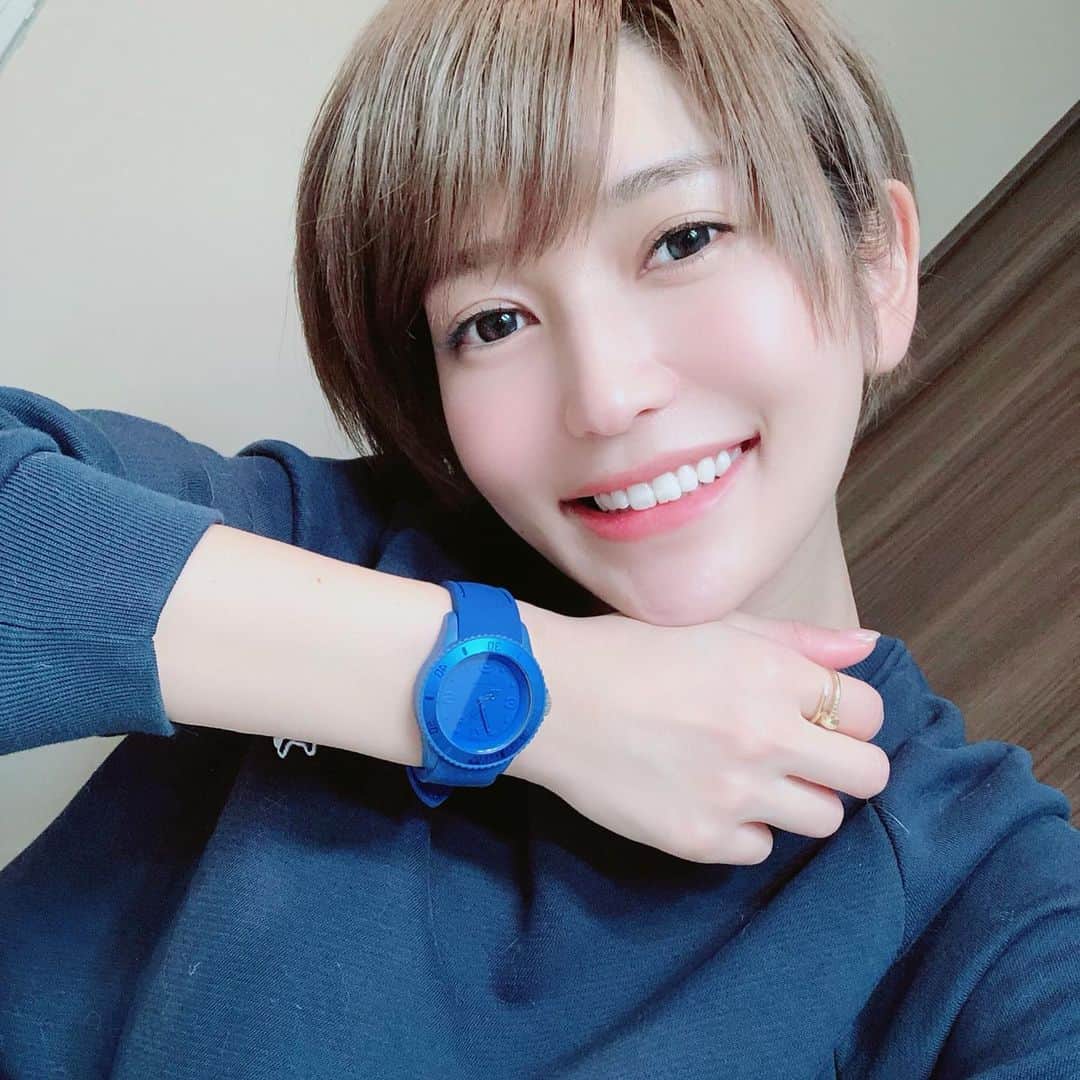 かおるやまさんのインスタグラム写真 - (かおるやまInstagram)「アイスウォッチの新作アイスユニティのブルー可愛い💎💎 スポーティなお洋服着るときに重宝しておる💙💙💙 自粛中につきメイクナチュラルで申し訳ない😂💦 #icewatch#iceunity#アイス #アイスウォッチ#腕時計#スポーティーコーデ #アイスユニティ#ブルー#青#💙 #スポーツ#ファッション#カラー #時計#ナチュラルメイク#裸眼メイク #ショートヘア#ナチュラル#薄メイク #メイク#化粧」4月6日 7時32分 - kaoruyama59