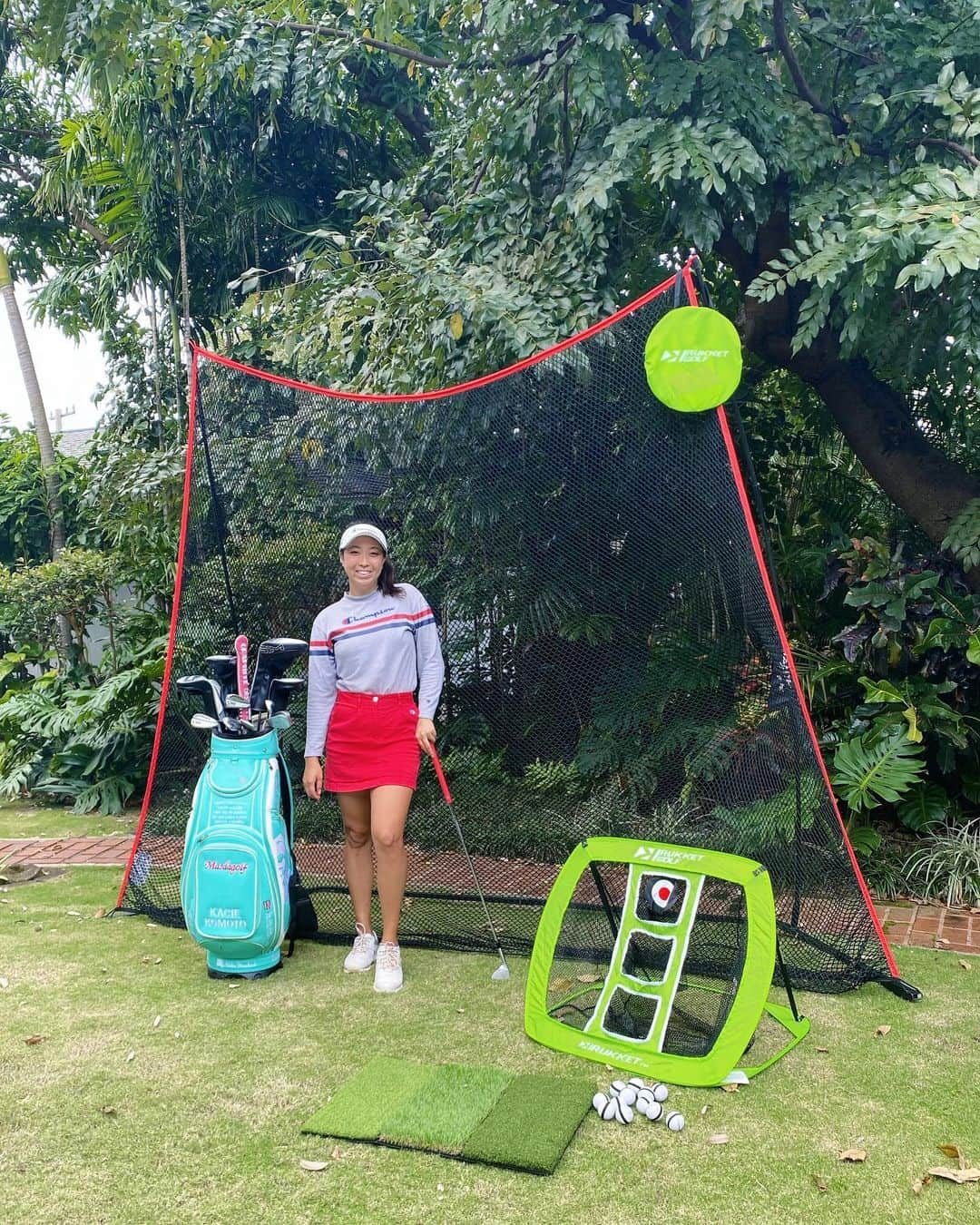 ケーシー・コモトのインスタグラム：「Rukket Sports coming in clutch! 🙌🏽 @rukket_sports ~~~~~~~~~~~~~~~~~~~~~~~~~~~~~~~~~ Like many other places right now, Hawaii is also in quarantine in order to stop the spread of the corona virus! With all the golf courses in Hawaii being closed, you can imagine how happy I was when my Rukket Sports hitting and chipping net came in the mail this week! Mahalo for your help, Rukket Sports! Will be using these to get me through quarantine! • • • #rukketsports #quarantinegolf #stayhome #hittingnet #golf #ゴルフ #女子プロ #プロゴルファー #チャンピオンゴルフ #championgolf #paramountbed #長寿の里 #masdagolf #footjoy #alohastandard」