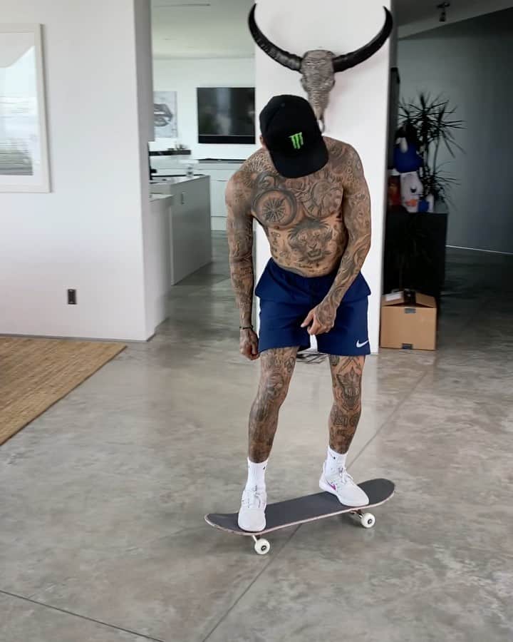 ナイジャ・ヒューストンのインスタグラム：「Some at home clips with @that_guy_with_one_leg. This homie is rly out here kickflipping with one leg.. Truly inspiring🙏🏽」