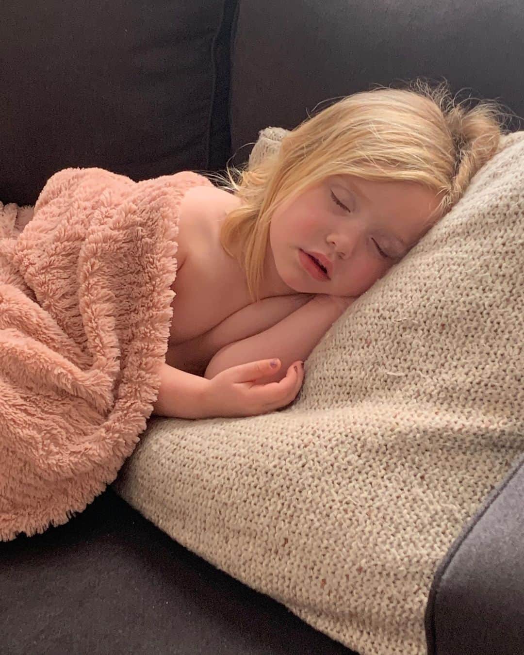 リリ・ラインハルトのインスタグラム：「Can someone paint this to look like a renaissance portrait? *for those who don’t know, this is my precious goddaughter, Adeline ❤️*」