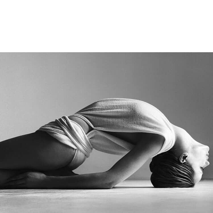 花楓さんのインスタグラム写真 - (花楓Instagram)「身体に柔軟性を。 心に余裕を。  もう少し寝てからやりますね🛌  おはようございます。 at🏡」4月6日 8時30分 - _caede_