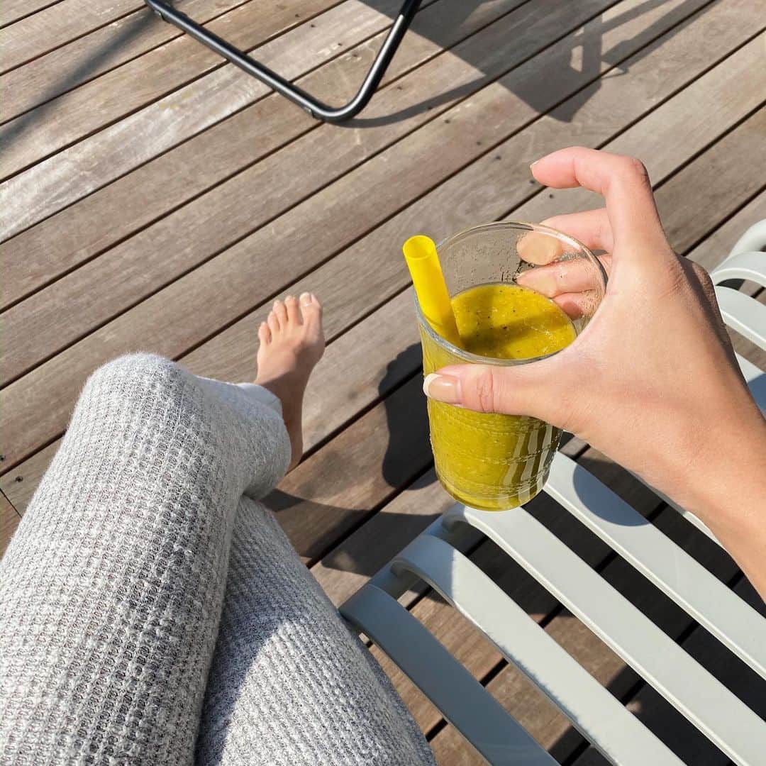 中川珠里さんのインスタグラム写真 - (中川珠里Instagram)「.﻿ 朝から眩しいくらいのいい天気だね🌞﻿ ﻿ 最近食べる事ばかりに夢中で﻿ 朝にすっきりリセットしてるよ。﻿ パジャマのまま太陽浴びるのが﻿ 最高に幸せと感じます。﻿ ﻿ いまハマってるのが﻿ 自分で冷凍のままスムージーにして飲むの﻿ 鮮度抜群の美味しさ✨﻿ 25種類もあって毎日選ぶとこから楽しみ♡﻿ ﻿ 自分でこれだけの種類の食材を用意するのって難しいし、1つに沢山の野菜フルーツ、スーパーフードが詰まってるのに﻿ 1杯あたり¥650くらい❔﻿ お店より安いんじゃないか価格！﻿ ﻿ 今日は #18MikeNeco﻿ オレンジ、マンゴー、玄米フレーク、アスパラ、かぼちゃ、マッシュルーム、カカオニブ、アガベシロップ👌🏾﻿ ﻿ ﻿ 水か牛乳で割るんだけど私は絶対、水派💁🏽‍♀️﻿ ﻿ ﻿  #冷凍スムージー #パーソナルスムージー #グリーンスプーン#greenspoon#pr  #リピしたい#超おすすめです﻿ #スムージー#からだリセット #免疫高めよ」4月6日 9時16分 - juri1104