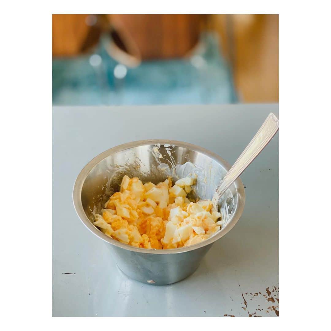 高山都さんのインスタグラム写真 - (高山都Instagram)「タマゴサンドが好きです。 茹で卵は8分半、ざく切りにして、松田のマヨネーズ辛口と、ひとつまみの甜菜糖と塩少々で味付けする。 パンは切れ目を入れておいしいバターを挟んで焼く。 そこにギュギュッとタマゴサラダをいれて、完成。 ほんとうは、ディルとかハーブがあるとよかったけど、ないからテーブルのグリーンを脇役に。笑 写真撮るときに、足りないなーと思った色を、何か小物で入れると一気にキマりやすくやります。 イチゴはホワイトバルサミコでマリネしておくと、なんだか洒落た味になります。 パンは @taepann の自家製🥐 コーヒーは @heartslightcoffee  お皿もカトラリーもリネンも、フランスの蚤の市で出会ったヴィンテージ。 ボウルとかスプーンとか、キッチン道具も少しずつ良いものを集め出したら、作業するのも楽しい。 #みやれゴハン　#朝の風景　#うちを楽しもう　#おうち時間　#うつわ好き」4月6日 9時55分 - miyare38