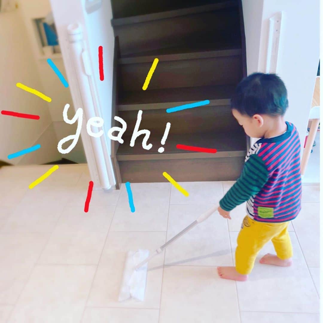 保田圭さんのインスタグラム写真 - (保田圭Instagram)「一緒にしてくれた床掃除。2分で飽きた息子。笑　#ブログも見てもらえたら嬉しいです♡」4月6日 10時01分 - keiyasuda1206
