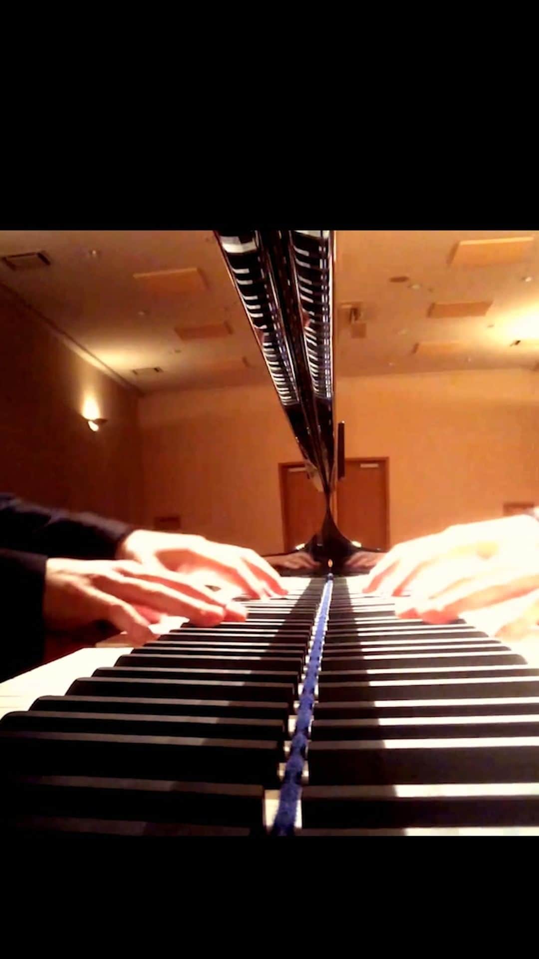 のインスタグラム：「Une pensée amicale aux français, Paris, la France...💖 ♪ Weissenberg : En Avril à Paris (from "6 Arrangements of Songs by Charles Trenet ") ワイセンベルク： シャルル・トレネによる6つの歌の編曲より 『パリの四月』  recorded at the Bechstein Salon in Tokyo, April 2020 piano : C. BECHSTEIN D-282  #piano #Weissenberg #CharlesTrenet #chanson #Bechstein」