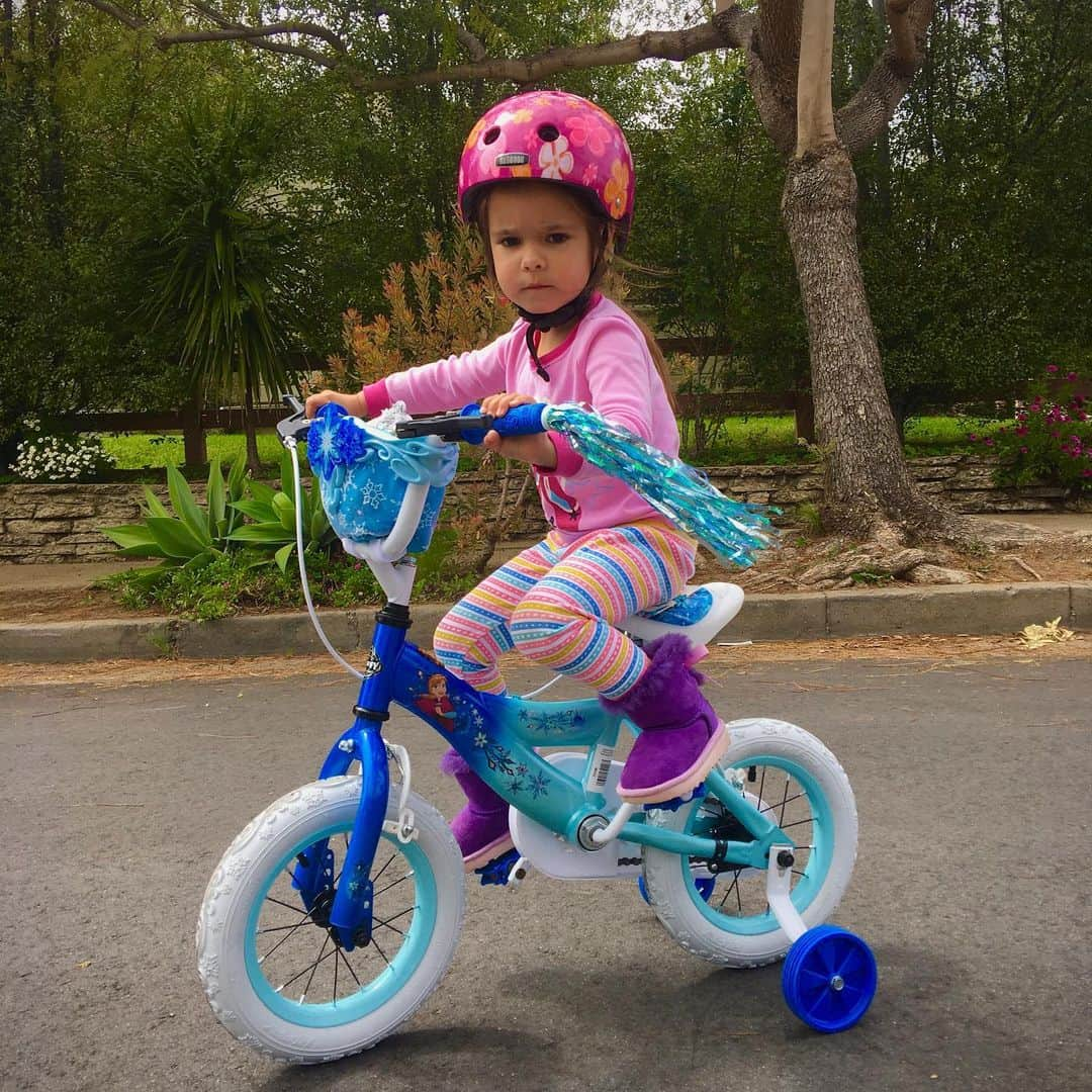 チャド・ロウさんのインスタグラム写真 - (チャド・ロウInstagram)「All business on her first ever bike!! #raisingdaughters  #Blessed」4月6日 10時13分 - ichadlowe