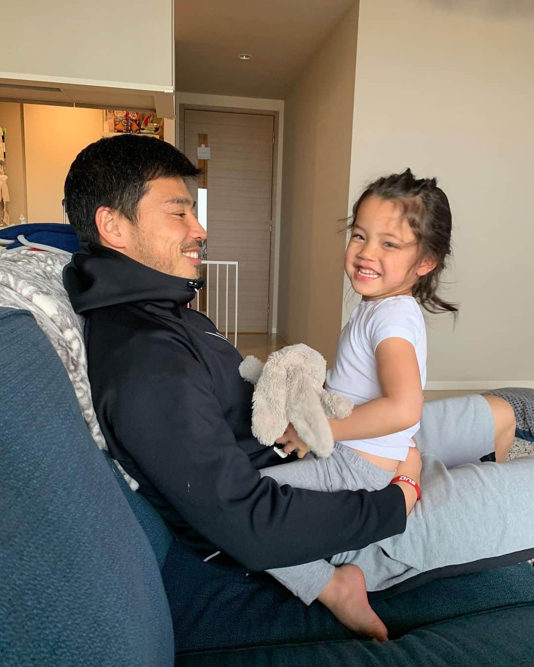 エリナ シルカのインスタグラム：「自粛中でずっと家にダディーがいるからめちゃくちゃ双子は嬉しいらしい😃」