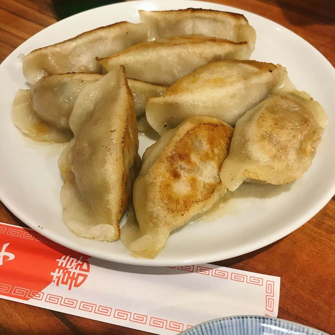 繁田梨世のインスタグラム：「横浜中華街また行きたいな☺️ . . 山東の焼き餃子と水餃子🥟 . 見た目より皮がもちもちで具沢山で私でもお腹いっぱいに😳 タレが特に絶品🥺🥺 . . お腹いっぱいやのに景徳鎮で麻婆豆腐と炒飯😌 . . お腹いっぱいでも美味しい物は食べれるのが不思議🤣🤣 . . 絶対食べる杏仁ソフトクリームも🍦 . . #横浜中華街#食べ歩き#食いしん坊#山東#焼き餃子#水餃子#もちもち#タレ絶品 #止まらない#青島ビール#お腹いっぱい#景徳鎮#麻婆豆腐#辛くないやつ#チャーハン#思ってたより#量が多い#びっくり#でも完食#杏仁ソフトクリーム#この後バスクチーズケーキ#食べすぎ#冷静に考えたら#怖い#食べすたグラム #食べるの好き#しょうがない」