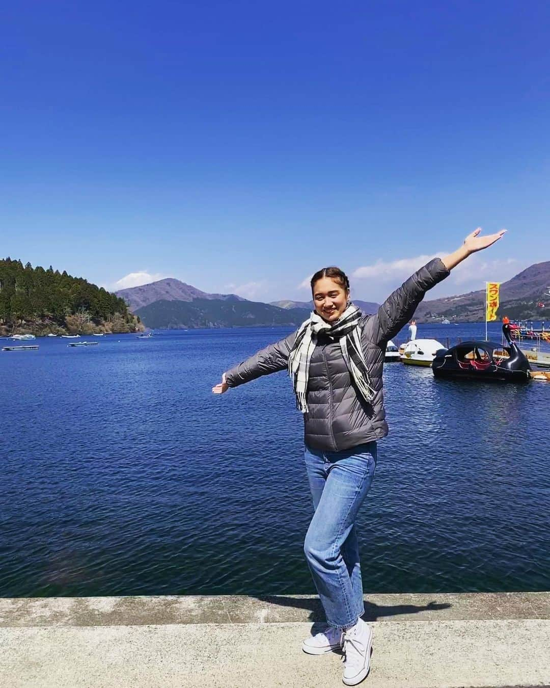 ベネット・マヤのインスタグラム：「Blue skies and sailor guys 🌊  Finally got the chance to go down to Hakone.  #views #clearsky #hakone #nature #dayout」