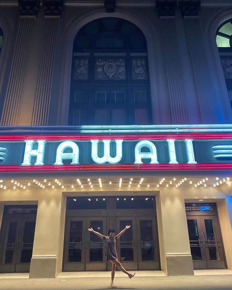 安藤あいかさんのインスタグラム写真 - (安藤あいかInstagram)「ハワイの友達に「フォトスポットだよ！」と言われるがままに撮ってもらった写真。 ウエディングフォトスポットらしい。 ひとりで浮かれたフォトがさみしい。  #ハワイシアター #ウエディングフォト」4月6日 10時49分 - aikaando