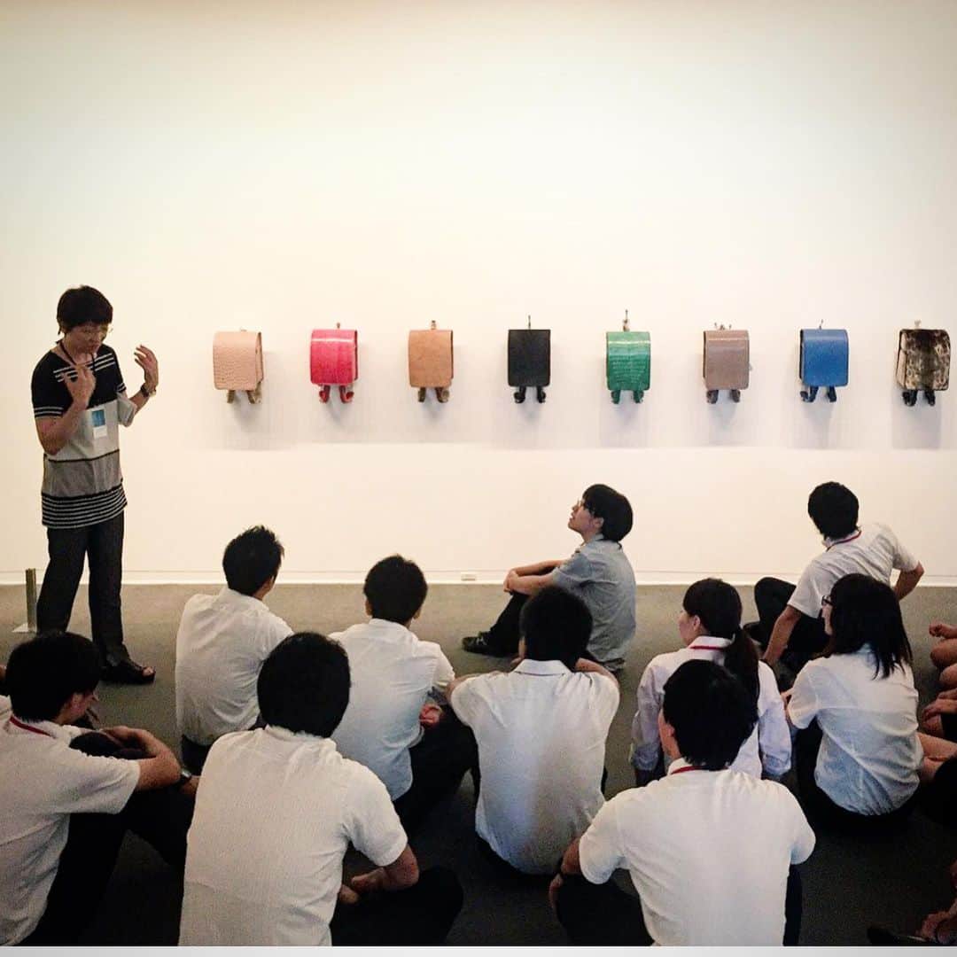村上隆さんのインスタグラム写真 - (村上隆Instagram)「Around the time of my debut, I made a work called Randoseru Project, for which I made Japanese elementary school students’ uniform backpacks with hides of endangered animals already circulating in Japan in violation of CITES. At a first glance, the bags looked lovely and evoked childhood memories, mostly receiving nostalgic, positive feedbacks. But the fabricator told me that despite the materials violating CITES, it was possible to import them at will so long as he used a special route. My work was intended to expose this reality to the society, wrapped up in cuteness.  Though that was 30 years ago now, when I first made my debut as an artist, I was also hoping to uncover the darkness that existed adjacent to our society.  I therefore can strongly empathize with the YouTubers and understand what motivates them to do what they do. And I think in the current claustrophobic mood and situation people desire them even more.  Eventually, perhaps, curators for YouTube channels would emerge and, like museum curators, they will expound on the contents in detail… Perhaps it needs to become its own enclosed world.  But all I wanted to say here was that I can very well relate to the young YouTubers who are running full speed while treading the fine line. And that’s because I believe they are true artists.  Talk about YouTuber thing is the end. Thank you for reading. 🙏🙇‍♂️🙏」4月6日 10時44分 - takashipom