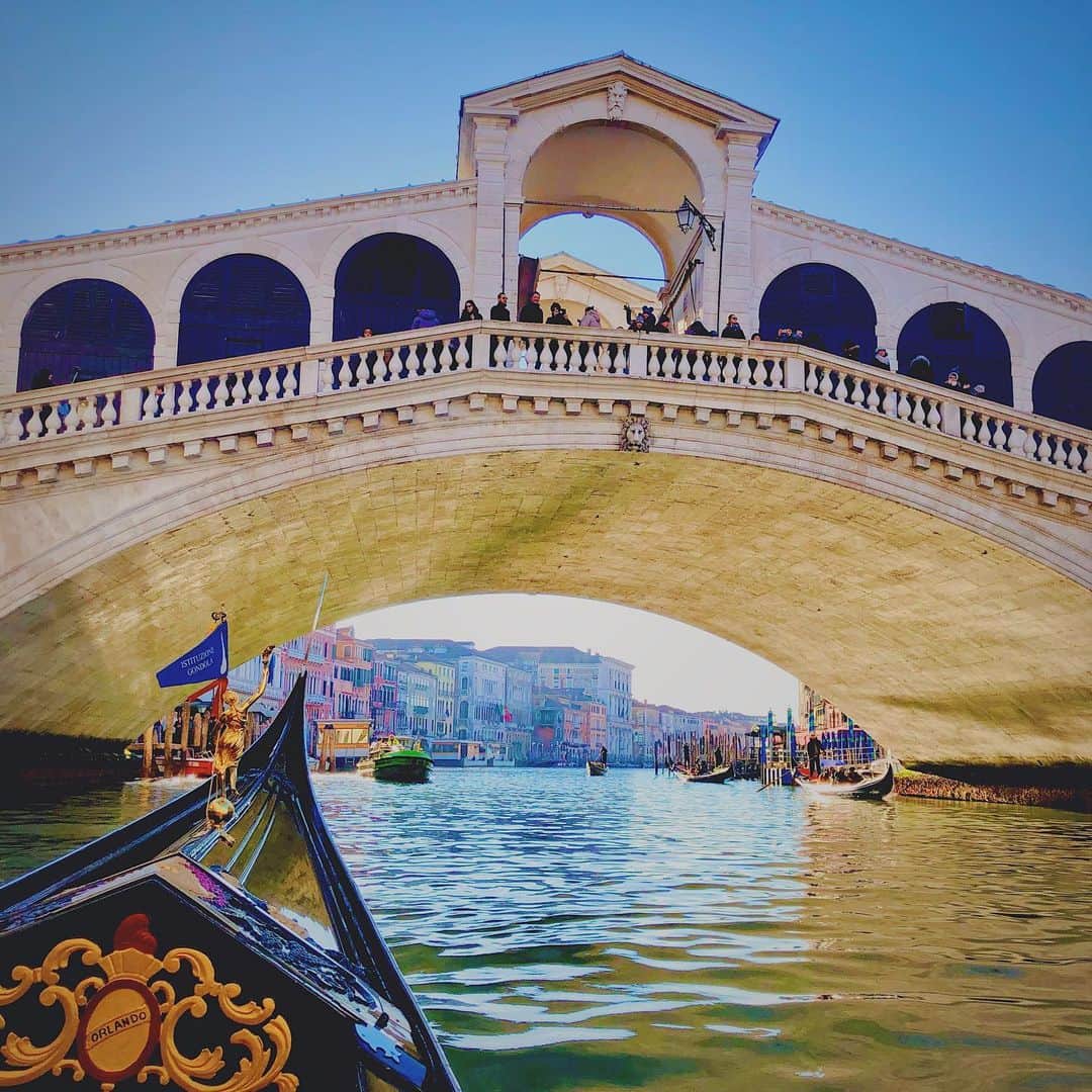 有本祐さんのインスタグラム写真 - (有本祐Instagram)「ㅤㅤㅤㅤㅤㅤㅤㅤㅤㅤ  コロナの影響で旅行に行けないは辛いですが、、、 命には変えれません。  今年のGWは海外には行けないね😭  皆さんも体調管理に気をつけて😈  ワンピースのウォーターセブンのモデルになったイタリアのヴェネツィアの写真です✈️ ㅤㅤㅤㅤㅤㅤㅤㅤㅤㅤ 2019.1 イタリア🇮🇹 #italy #venezia #venice  #イタリア #ヴェネツィア #ベネチア #水の都  #ワンピース　 #ウォーターセブン #ゴンドラ」4月6日 21時55分 - arimochiworld