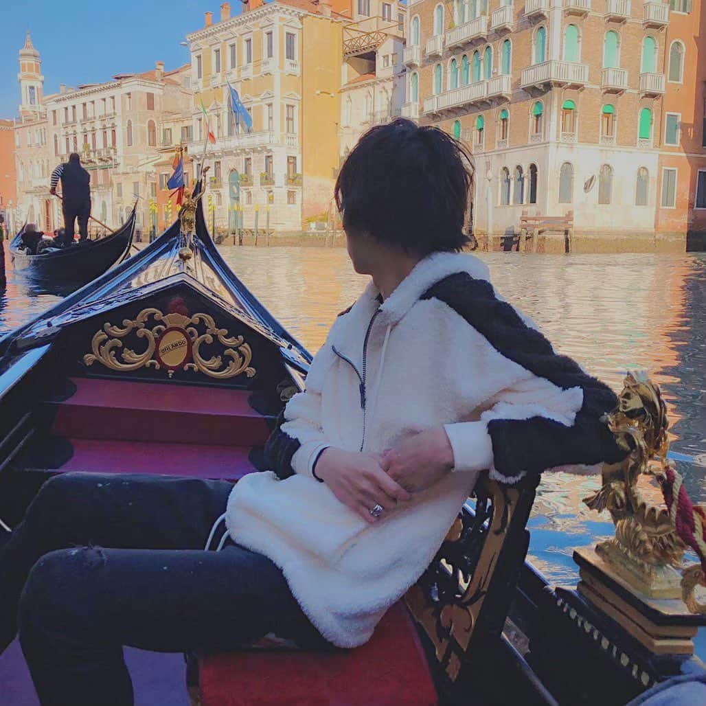有本祐さんのインスタグラム写真 - (有本祐Instagram)「ㅤㅤㅤㅤㅤㅤㅤㅤㅤㅤ  コロナの影響で旅行に行けないは辛いですが、、、 命には変えれません。  今年のGWは海外には行けないね😭  皆さんも体調管理に気をつけて😈  ワンピースのウォーターセブンのモデルになったイタリアのヴェネツィアの写真です✈️ ㅤㅤㅤㅤㅤㅤㅤㅤㅤㅤ 2019.1 イタリア🇮🇹 #italy #venezia #venice  #イタリア #ヴェネツィア #ベネチア #水の都  #ワンピース　 #ウォーターセブン #ゴンドラ」4月6日 21時55分 - arimochiworld