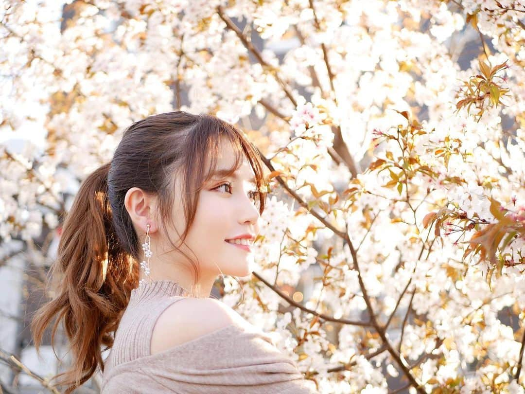 込山榛香さんのインスタグラム写真 - (込山榛香Instagram)「今は、行きたい所を沢山考えてる🌼﻿ ﻿ ﻿ ・ディズニー﻿ ・USJ﻿ ・山梨県﻿ ・岩手県﻿ ・可愛いカフェ　にめちゃくちゃ行きたいんだ！✨﻿ ﻿ ﻿ お家の中から、行ける日を楽しみにワクワクしてるよ☺️﻿ ﻿ ﻿ 今はみんなで楽しみを充電しときましょうね🏠🔌」4月6日 20時31分 - komiharu_official