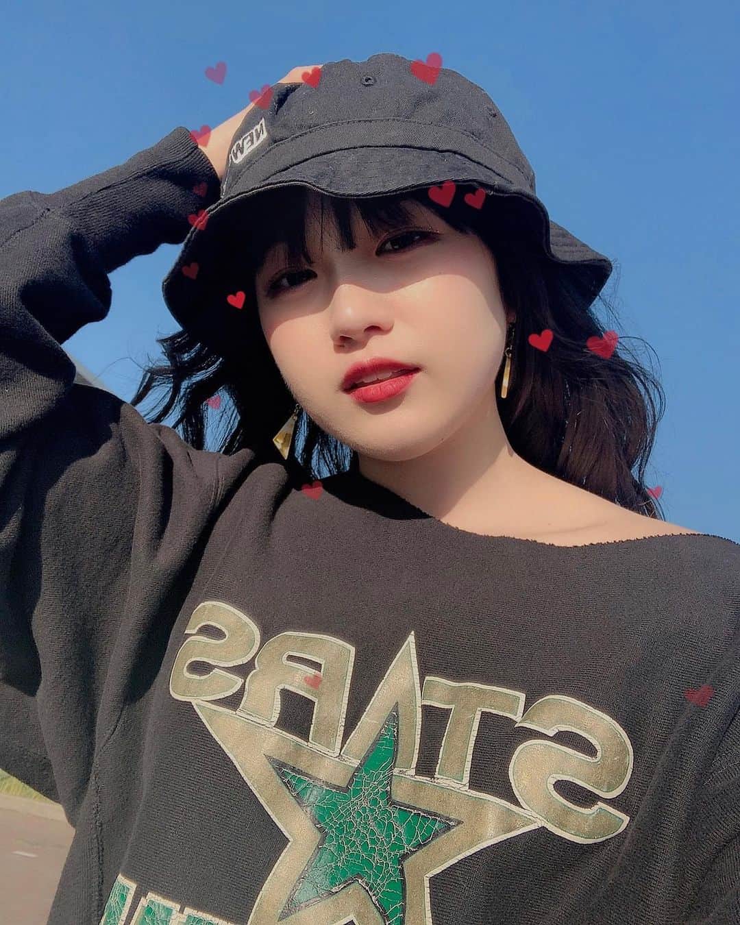 ミユフィーヌ（REVERBEE）のインスタグラム：「SUNNY DAY☀️ #古着 #古着コーデ #selfie #自撮り #切りっぱなし #hat #ハット #青空 #雲一つない空 #天気 #sunnyday #映え」