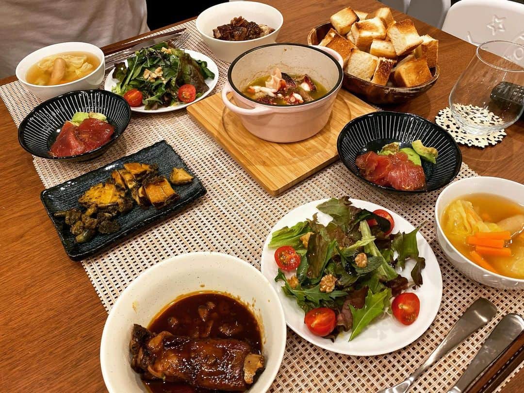 高城亜樹さんのインスタグラム写真 - (高城亜樹Instagram)「▽ おうちごはん🍴 お家で過ごす日々が続いています。 . お家時間をいかに楽しくするか… 今日は外食風ご飯を作ってみました🤗 . お店で食べた味や お友達のお家で美味しかった お料理の味を思い出しながら作りました✊ . いつもは和食ベースで あまり映えないご飯なのですが 豪華なお家ご飯で 作るのも食べるのも楽しかったなぁ🎈 . ＊タコエビキノコのアヒージョ ＊スペアリブ ＊マグロアボカド(#福田家の食卓) ＊アワビのソテー ＊サラダ ＊ポトフ 食後にイチゴも食べました🍓 . #おうちごはん #外食風 #あきないご飯」4月6日 20時39分 - akiii_takajo