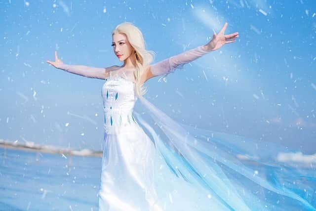 千尋のインスタグラム：「Uploading Frozen which is almost forgotten XDDDDD CHIHIRO finally cosplayed Disney character! Please share free if you like them .  エルサ凄く綺麗です 皆見ましたか？アナと雪の女王2/// #アナと雪の女王2 #Frozen2 #Elsa #エルサ #FrozenII  #elsacosplay」