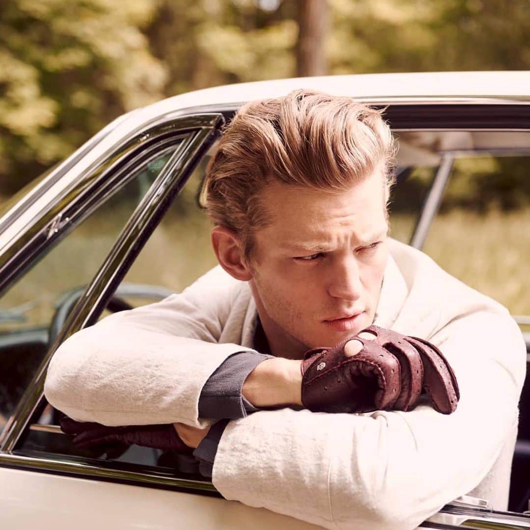セバスティアン・ソーブのインスタグラム：「Designated Driver 🚙 -  SS20 campaign shoot for @roeckl_official 📸 @ericschmidphotographer 👔 @alexandra.rawlinson.stylist」